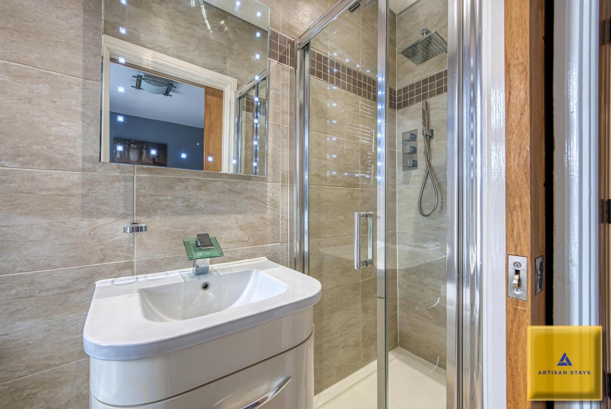 4 Bedroom, 6 Beds, 3 Bathrooms, Near Nec & Birmingham Airport, Business, Contractor And Family Friendly, Free Wi-Fi, Free Parking Coventry Bagian luar foto