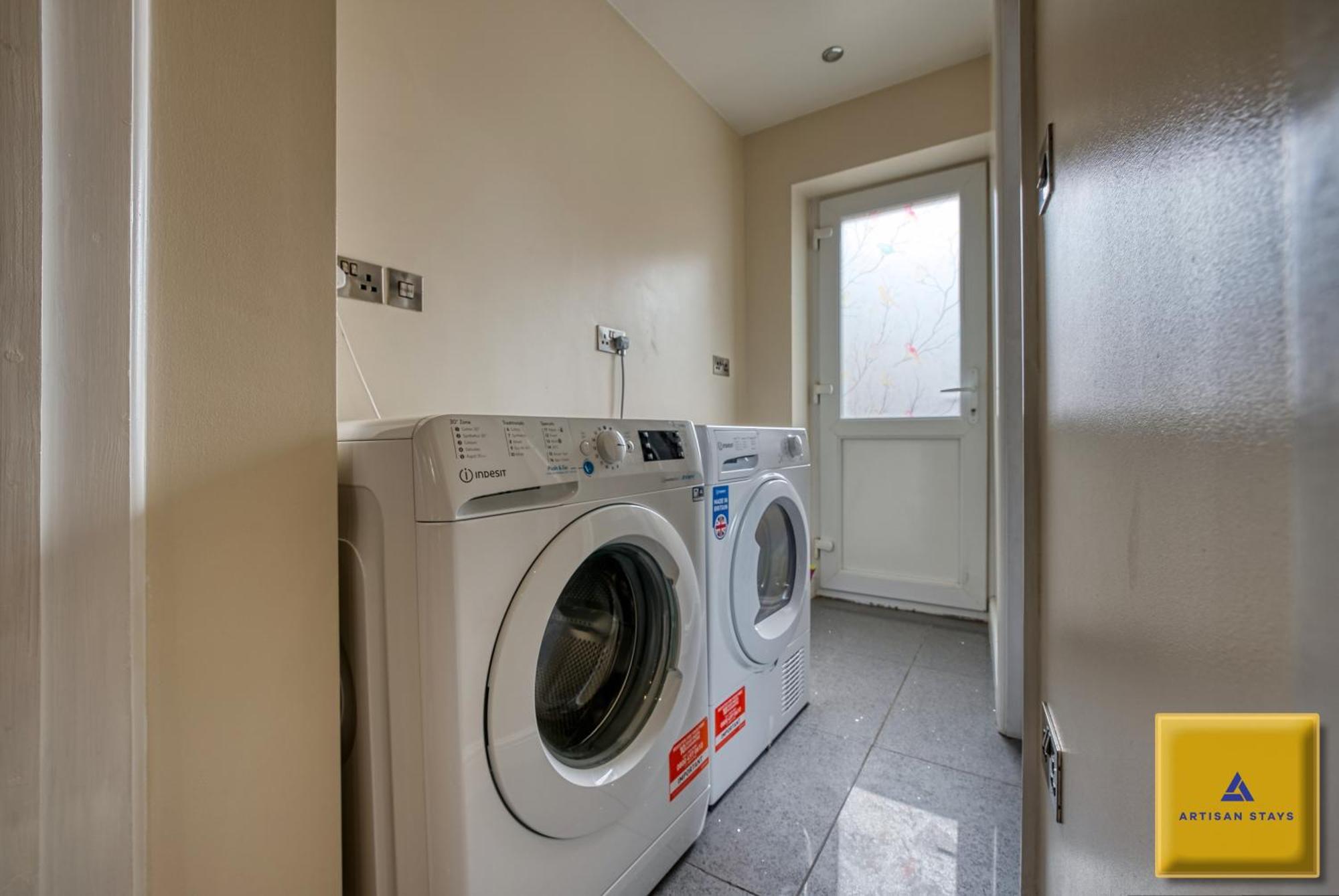 4 Bedroom, 6 Beds, 3 Bathrooms, Near Nec & Birmingham Airport, Business, Contractor And Family Friendly, Free Wi-Fi, Free Parking Coventry Bagian luar foto
