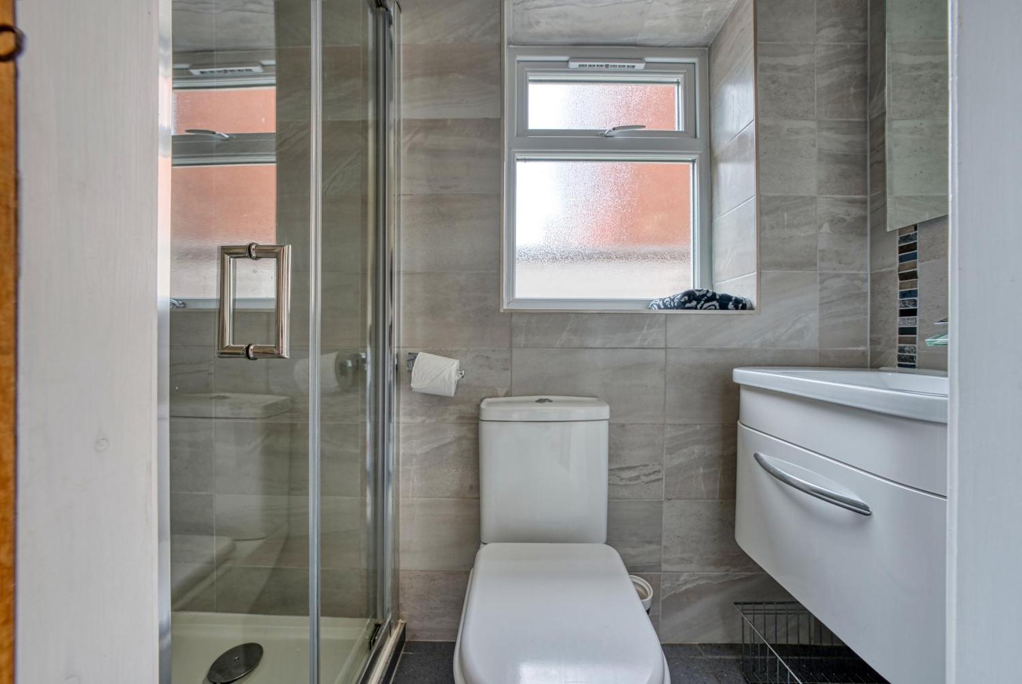 4 Bedroom, 6 Beds, 3 Bathrooms, Near Nec & Birmingham Airport, Business, Contractor And Family Friendly, Free Wi-Fi, Free Parking Coventry Bagian luar foto